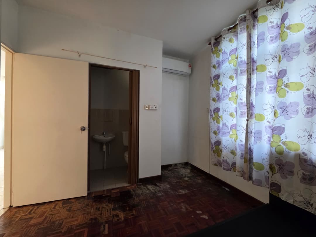 Bedroom with attached bathroom inside Country Heights Apartment